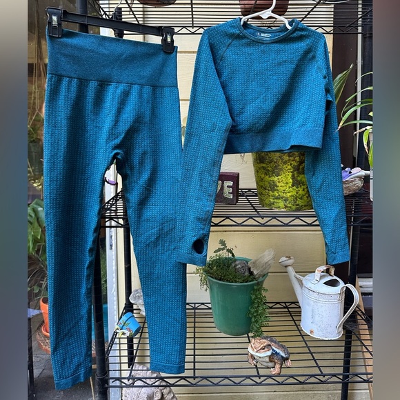 PRETTY LITTLE THING NWOT Blue Leggings W/Matching Long Sleeve Crop Size S - Picture 2 of 15